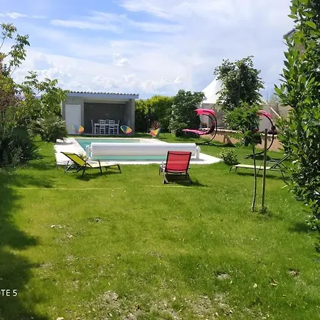 La Cle Des Champs Bed & Breakfast 3*